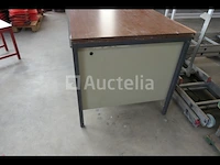 Metalen bureaus, houten plank + houten stoelen - afbeelding 17 van  17