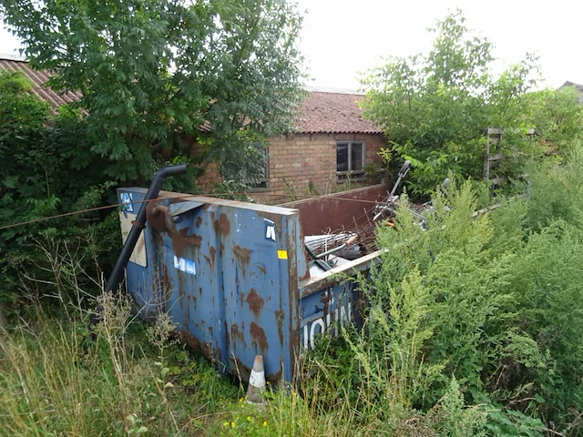 Metalen container + inhoud - afbeelding 1 van  3