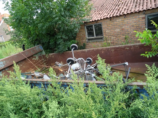 Metalen container + inhoud - afbeelding 2 van  3