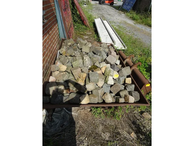 Metalen container met kasseien - afbeelding 1 van  3
