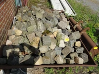 Metalen container met kasseien - afbeelding 1 van  3