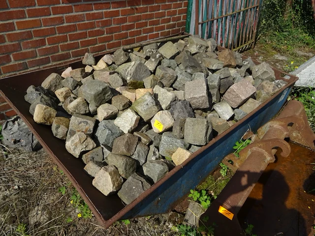 Metalen container met kasseien - afbeelding 2 van  3