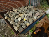 Metalen container met kasseien - afbeelding 2 van  3