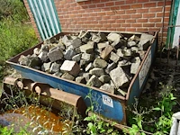Metalen container met kasseien - afbeelding 3 van  3