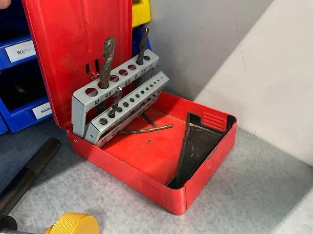 Metalen cp werkkast met inhoud + treston werktafel - afbeelding 4 van  27