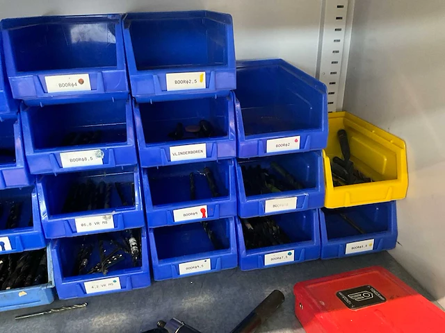 Metalen cp werkkast met inhoud + treston werktafel - afbeelding 5 van  27