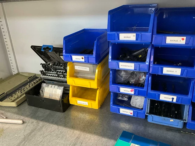 Metalen cp werkkast met inhoud + treston werktafel - afbeelding 6 van  27