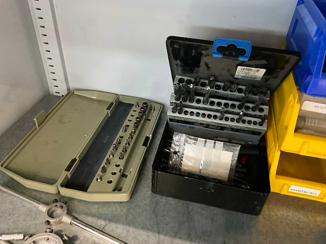 Metalen cp werkkast met inhoud + treston werktafel - afbeelding 7 van  27