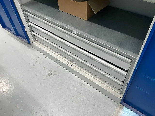 Metalen cp werkkast met inhoud + treston werktafel - afbeelding 23 van  27