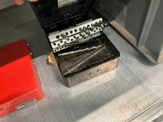 Metalen cp werkkast met inhoud + treston werktafel - afbeelding 26 van  27