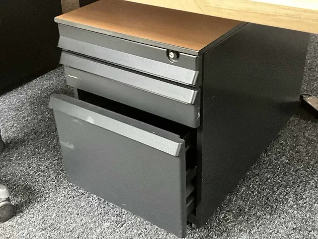 Metalen design bureautafel - afbeelding 10 van  12