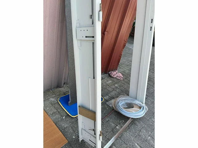 Metalen deur met kozijn. - afbeelding 4 van  5