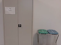 Metalen dossierkast + inhoud esd jassen - afbeelding 1 van  5