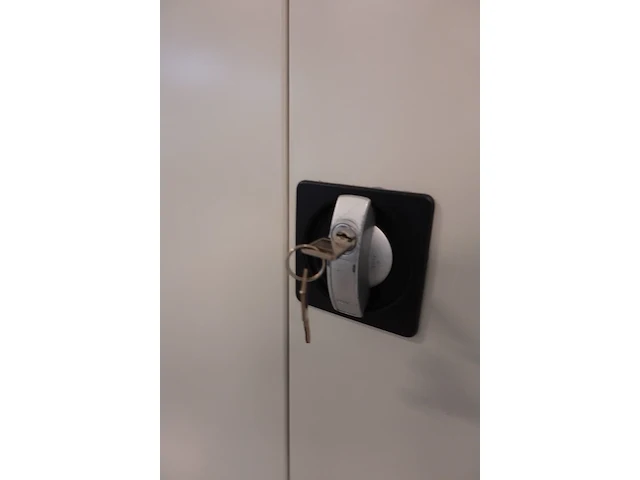 Metalen dossierkast + inhoud esd jassen - afbeelding 4 van  5