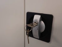 Metalen dossierkast + inhoud esd jassen - afbeelding 4 van  5