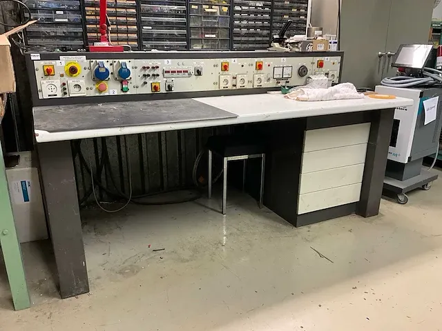 Metalen electro werkbank voorzien van 4 laden - afbeelding 1 van  7