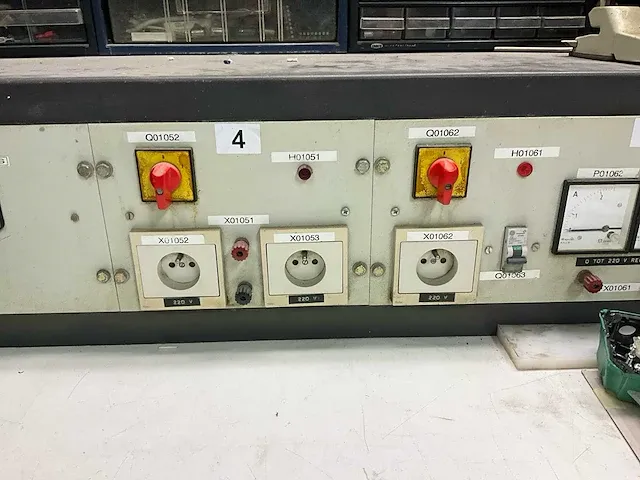 Metalen electro werkbank voorzien van 4 laden - afbeelding 5 van  7