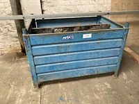 Metalen hijsbak met partij stellingsonderdelen - afbeelding 1 van  5