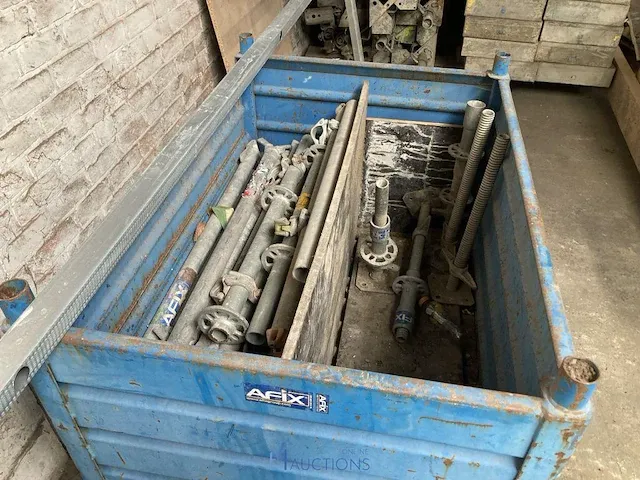 Metalen hijsbak met partij stellingsonderdelen - afbeelding 3 van  5