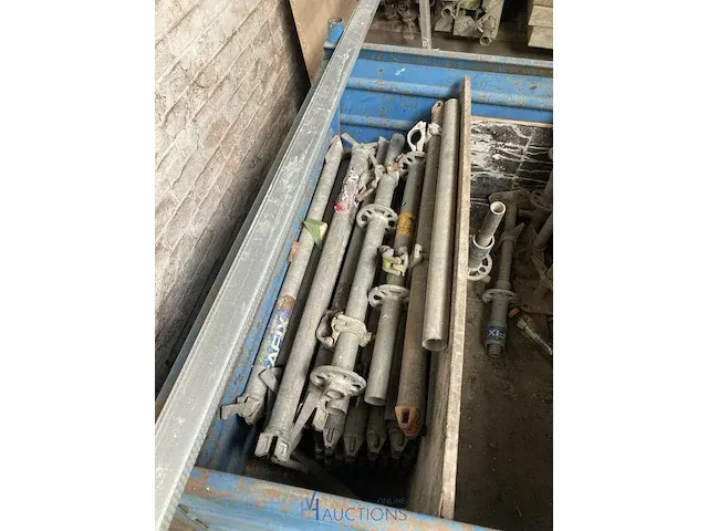 Metalen hijsbak met partij stellingsonderdelen - afbeelding 4 van  5