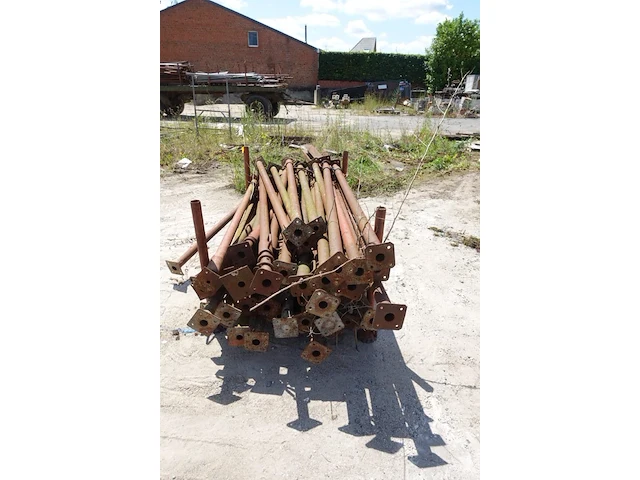 Metalen houder + diverse stantsoenen - afbeelding 2 van  2