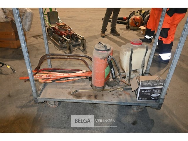 Metalen kar met divers gereedschap - afbeelding 1 van  8