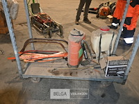 Metalen kar met divers gereedschap - afbeelding 1 van  8