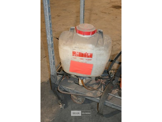 Metalen kar met divers gereedschap - afbeelding 2 van  8