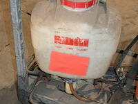 Metalen kar met divers gereedschap - afbeelding 2 van  8