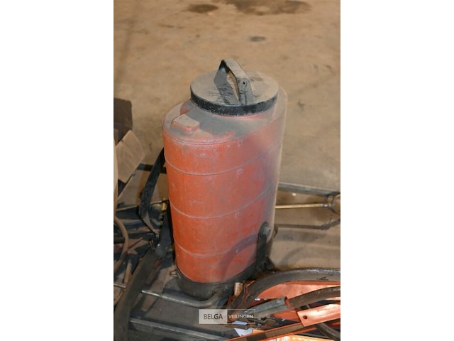 Metalen kar met divers gereedschap - afbeelding 3 van  8