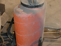 Metalen kar met divers gereedschap - afbeelding 3 van  8