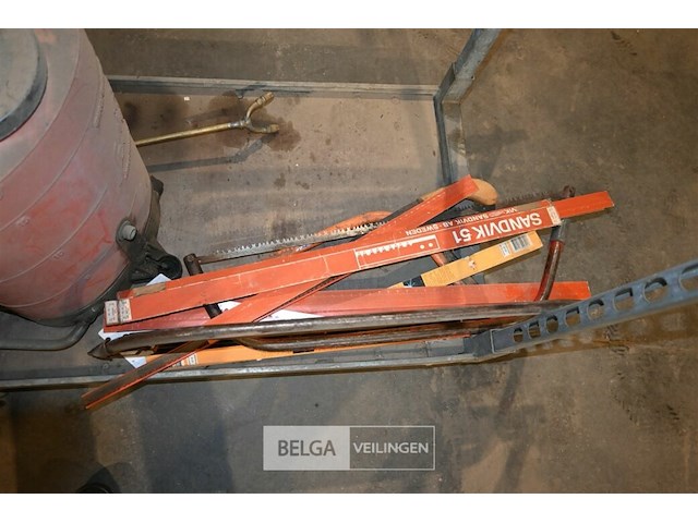 Metalen kar met divers gereedschap - afbeelding 4 van  8