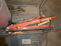 Metalen kar met divers gereedschap - afbeelding 4 van  8