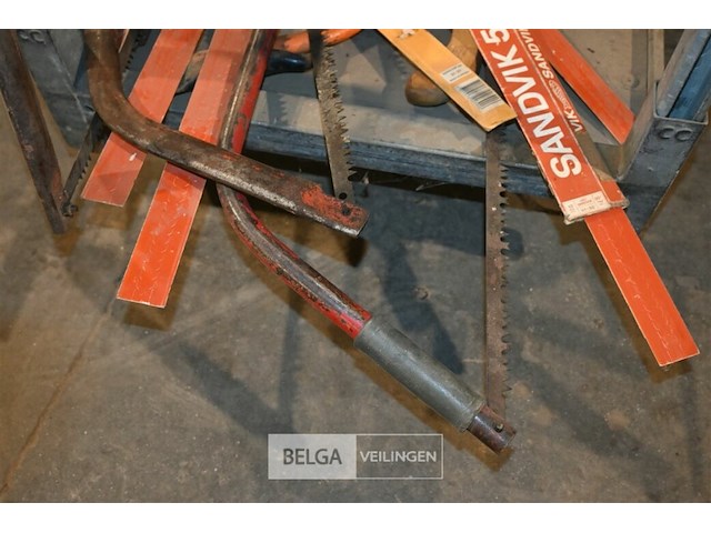 Metalen kar met divers gereedschap - afbeelding 5 van  8