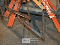 Metalen kar met divers gereedschap - afbeelding 5 van  8