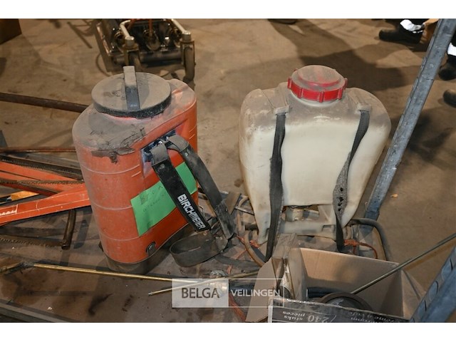 Metalen kar met divers gereedschap - afbeelding 7 van  8