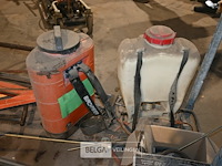 Metalen kar met divers gereedschap - afbeelding 7 van  8