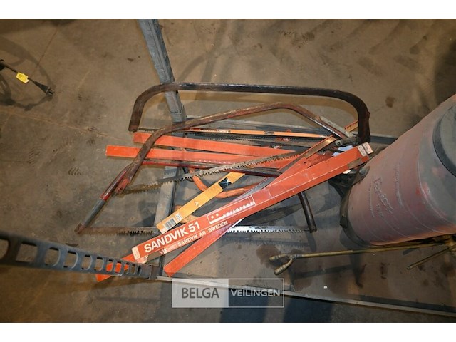 Metalen kar met divers gereedschap - afbeelding 8 van  8