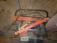 Metalen kar met divers gereedschap - afbeelding 8 van  8