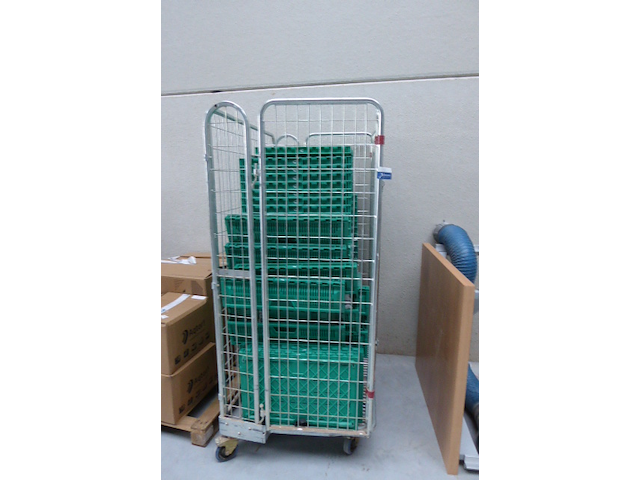 Metalen kar met inhoud - afbeelding 1 van  1