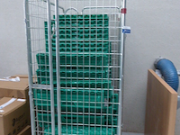 Metalen kar met inhoud - afbeelding 1 van  1