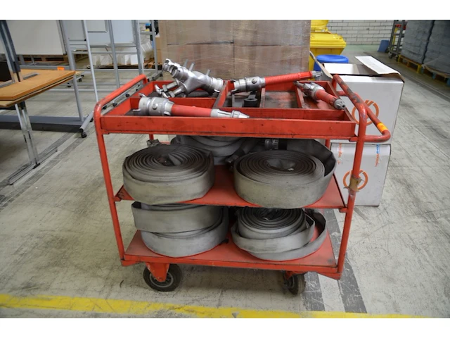 Metalen kar met inhoud - afbeelding 1 van  2