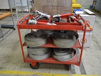 Metalen kar met inhoud - afbeelding 1 van  2