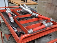 Metalen kar met inhoud - afbeelding 2 van  2