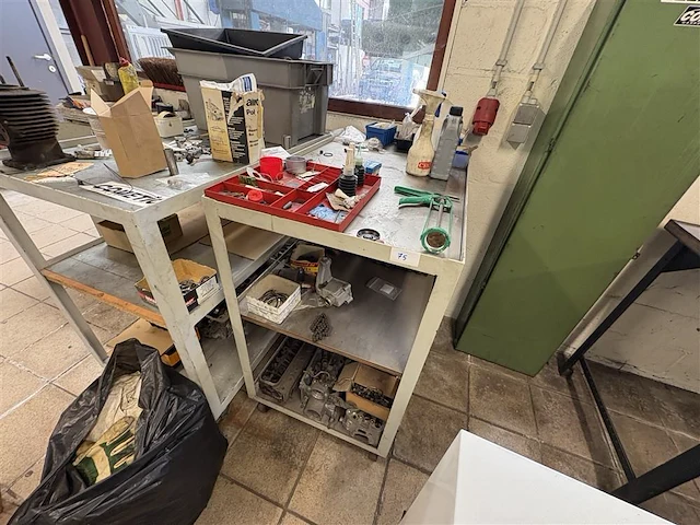Metalen kar met inhoud - afbeelding 1 van  8