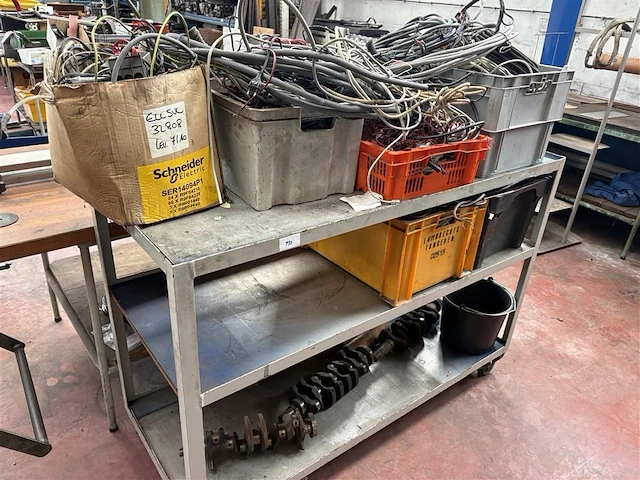 Metalen kar met kabel en krukassen - afbeelding 1 van  8