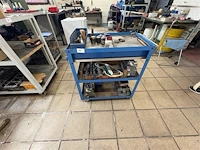 Metalen kar met materiaal - afbeelding 1 van  8