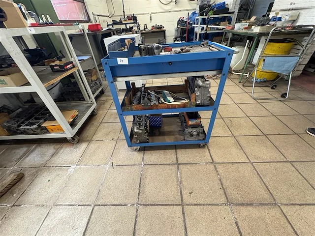 Metalen kar met materiaal - afbeelding 2 van  8