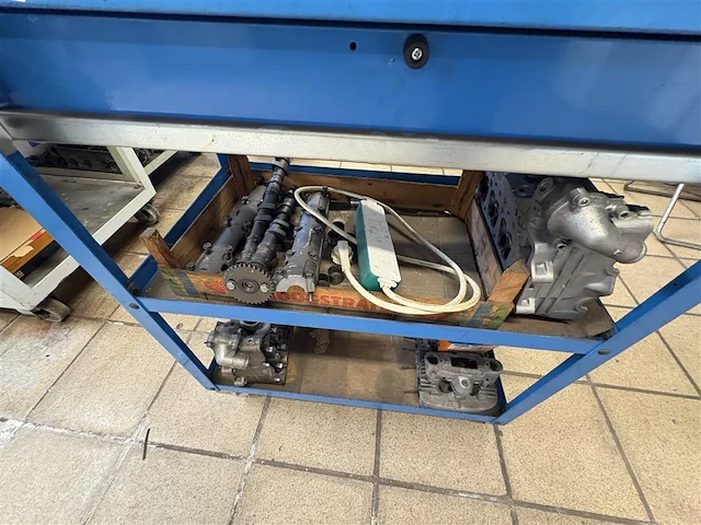 Metalen kar met materiaal - afbeelding 3 van  8