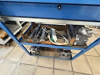 Metalen kar met materiaal - afbeelding 3 van  8